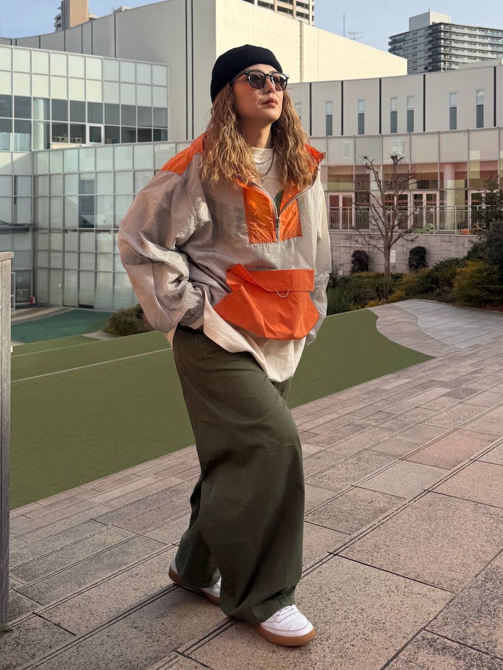 ブラック系のニットキャップ/ビーニーを着用したレディースの冬コーディネートの5枚目の写真