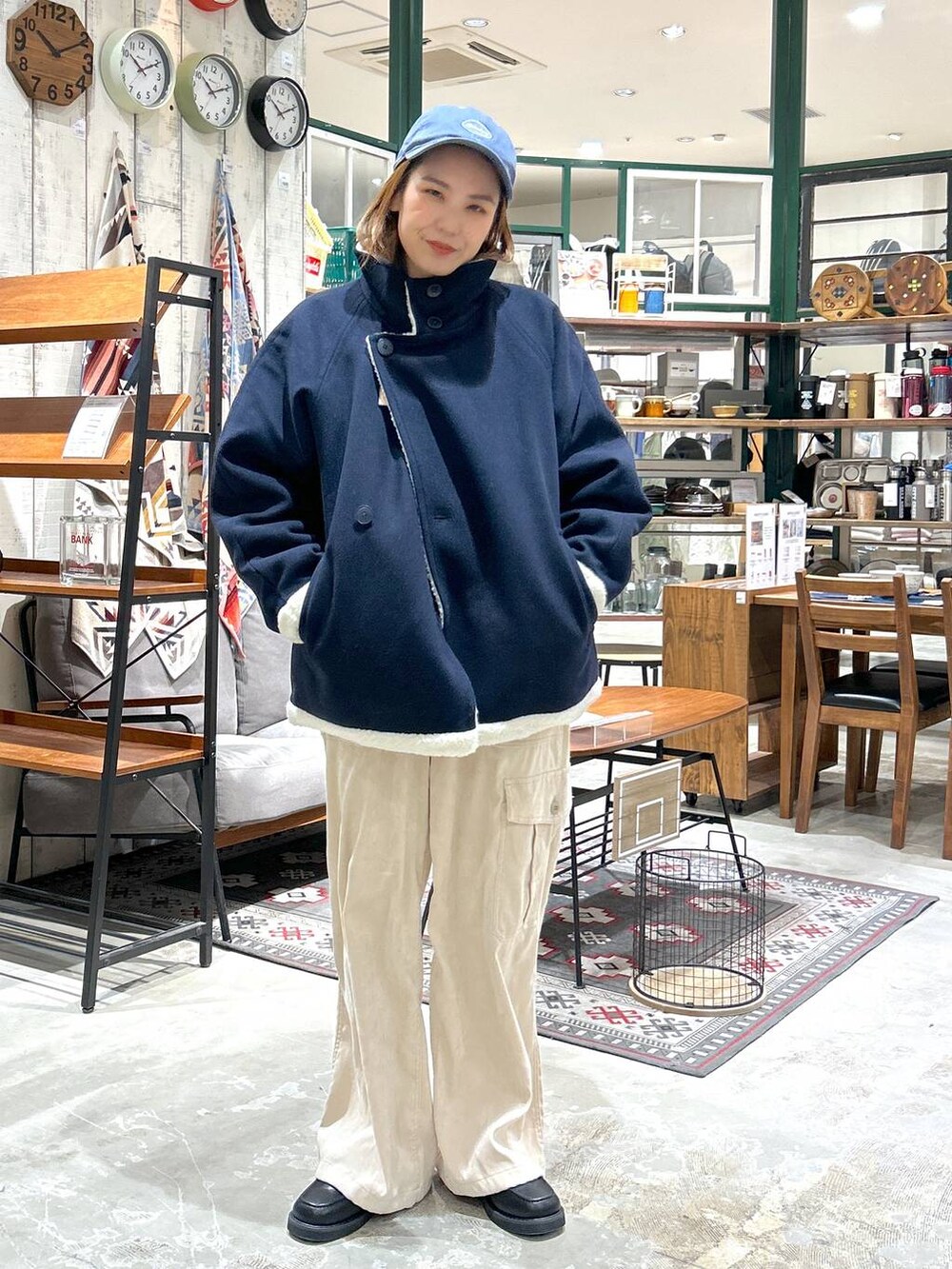 ブラック系のローファー、ブルー系のブルゾン、ベージュ系のカーゴパンツを着用したレディースの冬コーディネートの4枚目の写真