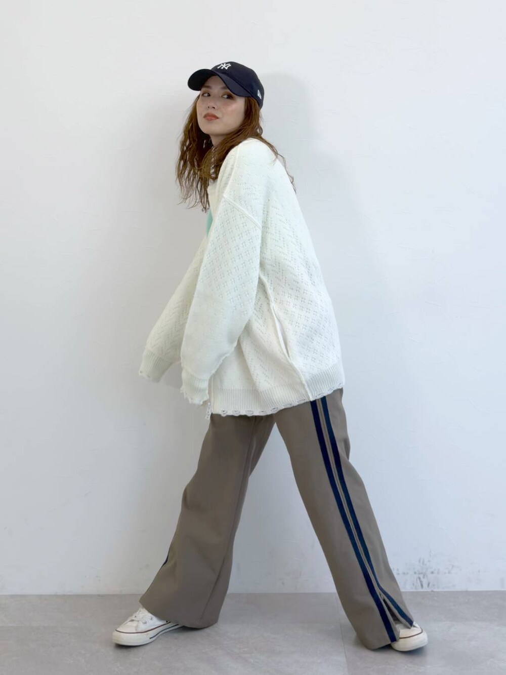 ホワイト系のブルゾン、グリーン系のTシャツ/カットソー、イエロー系のその他パンツを着用したレディースの冬コーディネートの3枚目の写真