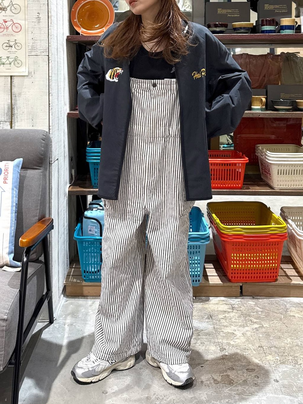 ブラック系のTシャツ/カットソー、グレー系のブルゾンを着用したレディースの冬コーディネートの3枚目の写真