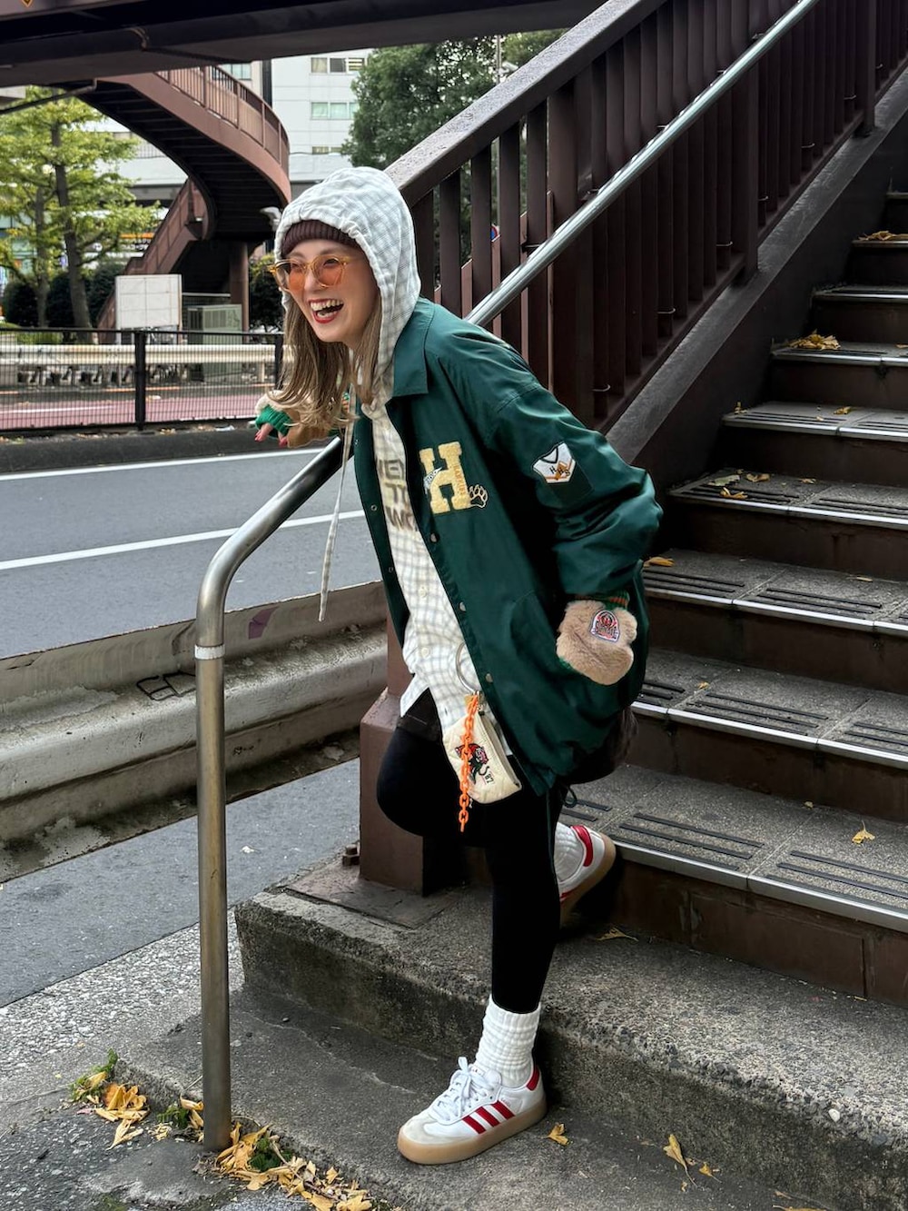 ブラウン系のスカート、ブラウン系のニットキャップ/ビーニーを着用したレディースの冬コーディネートの2枚目の写真