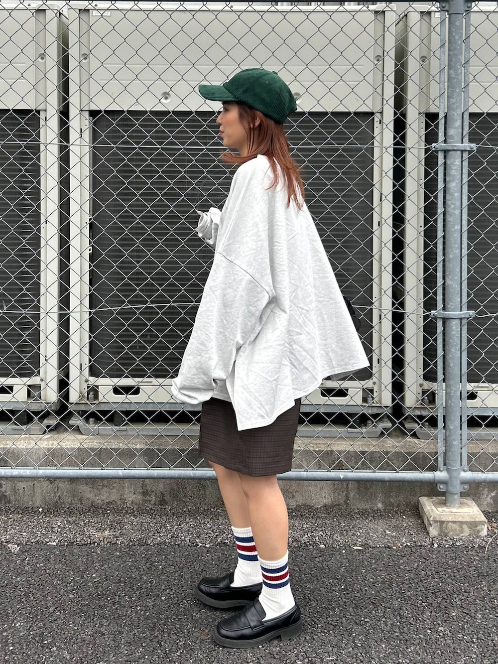 ブラウン系のその他パンツ、ベージュ系のTシャツ/カットソー、ブラック系のローファーを着用したレディースの秋コーディネートの3枚目の写真