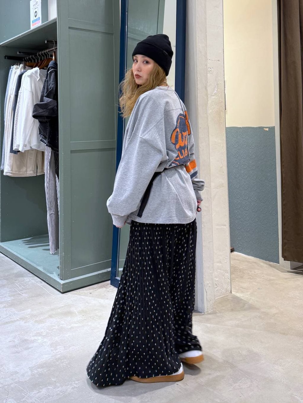 ブラック系のスカート、ブラック系のボディバッグ/ウエストポーチを着用したレディースの冬コーディネートの5枚目の写真