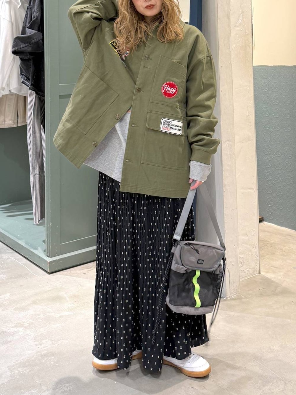 ブラック系のスカートを着用したレディースの冬コーディネートの2枚目の写真