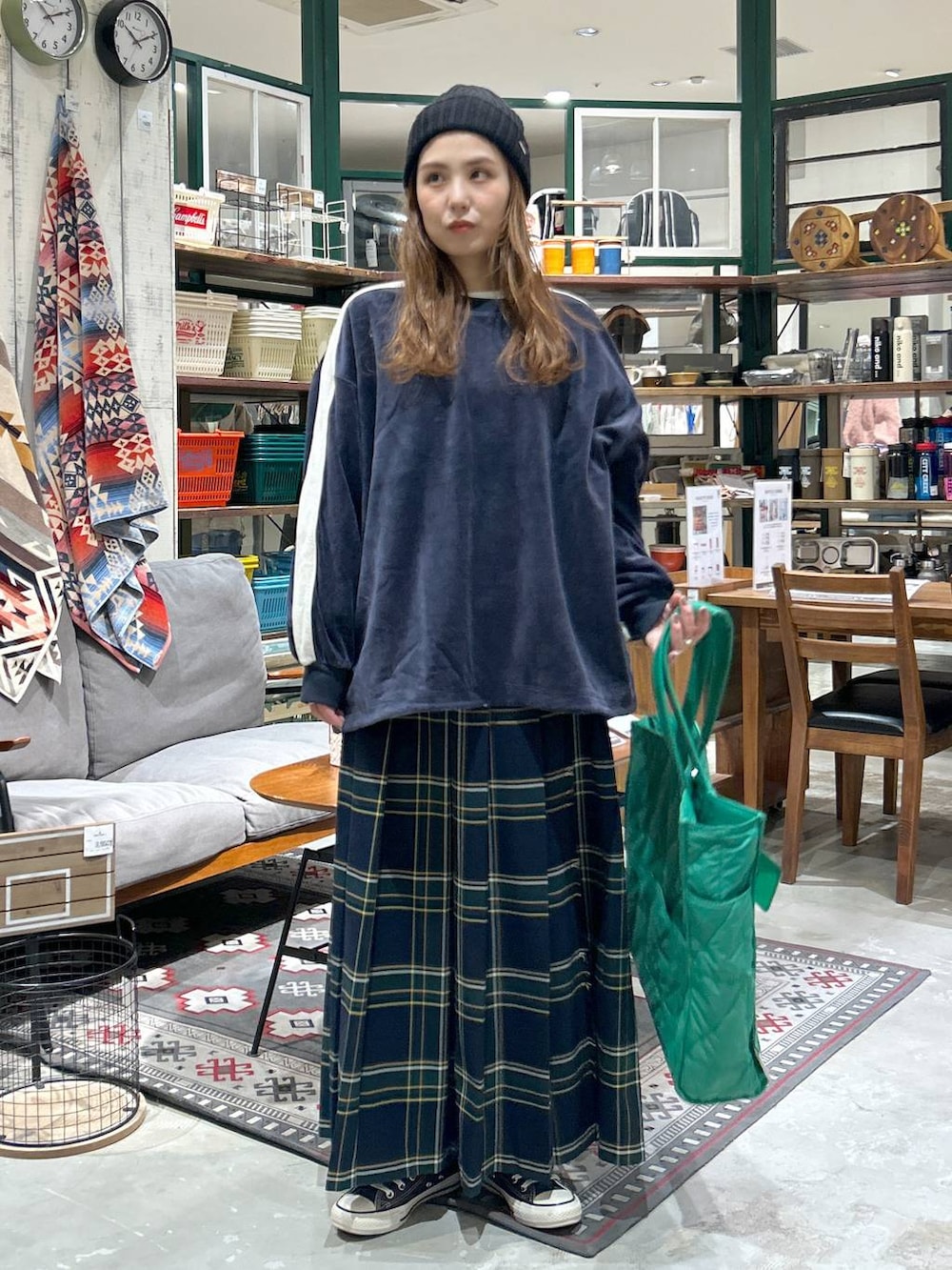 その他のスカート、グリーン系のトートバッグ、ブルー系のその他トップスを着用したレディースの冬コーディネートの2枚目の写真