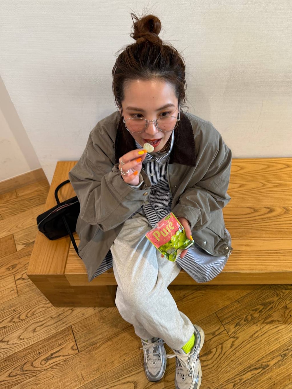 グレー系のスウェットパンツ、グリーン系のミリタリージャケットを着用したレディースの春コーディネートの2枚目の写真