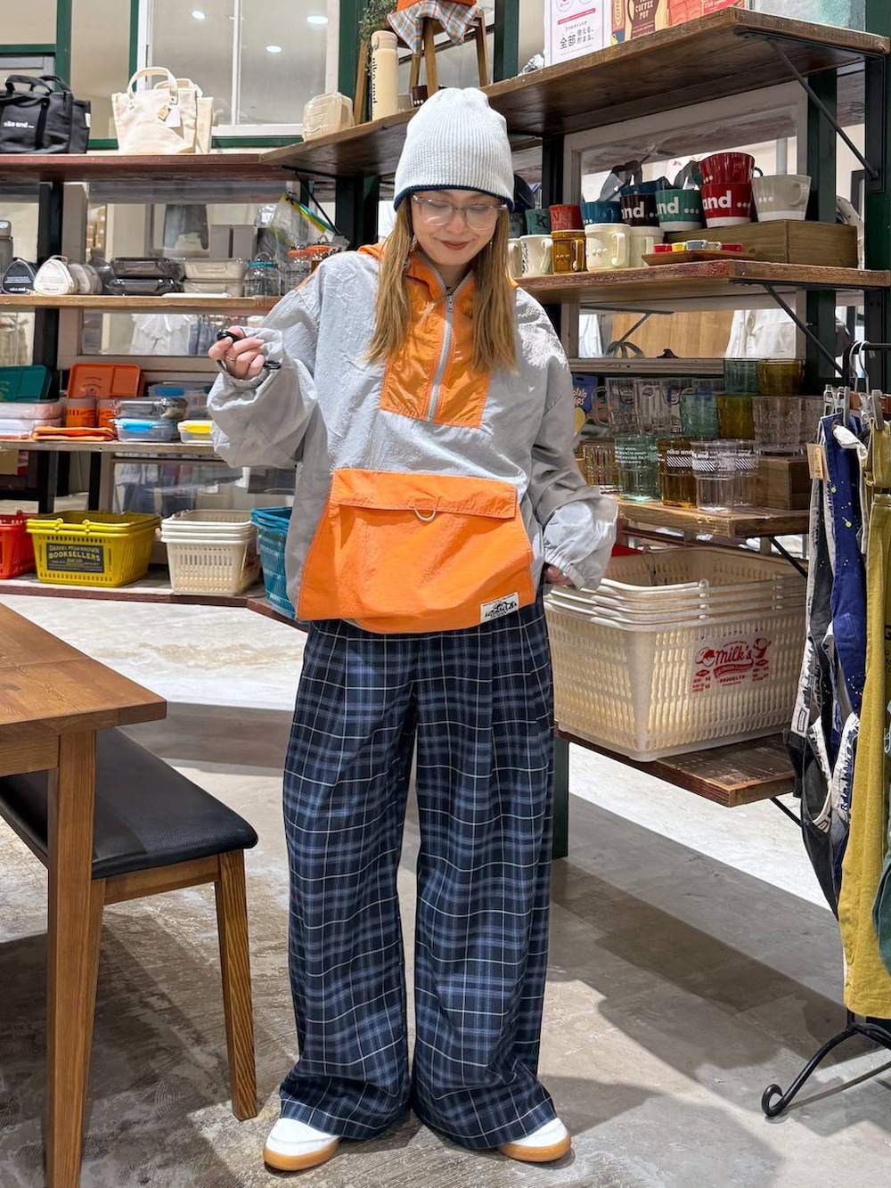 ブルー系のその他パンツ、グレー系のニットキャップ/ビーニーを着用したレディースの春コーディネートの2枚目の写真