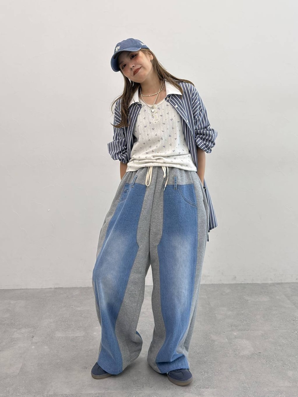 ホワイト系のタンクトップ、グレー系のデニムパンツ、ブルー系のシャツ/ブラウスを着用したレディースの夏コーディネートの3枚目の写真