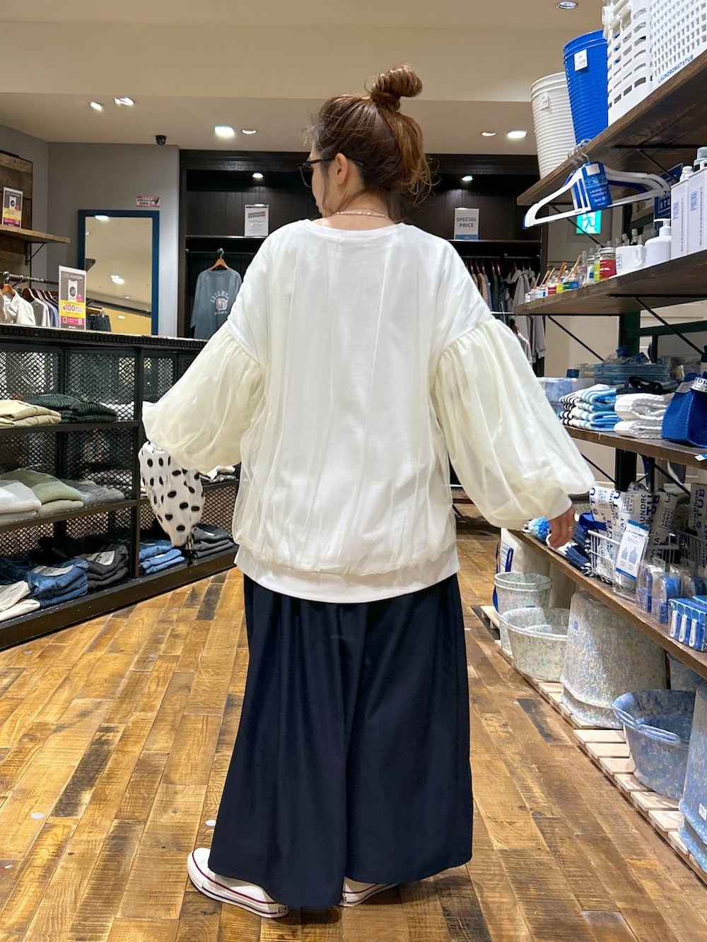 ブラック系のショルダーバッグ、ブルー系のスカートを着用したレディースの冬コーディネートの2枚目の写真