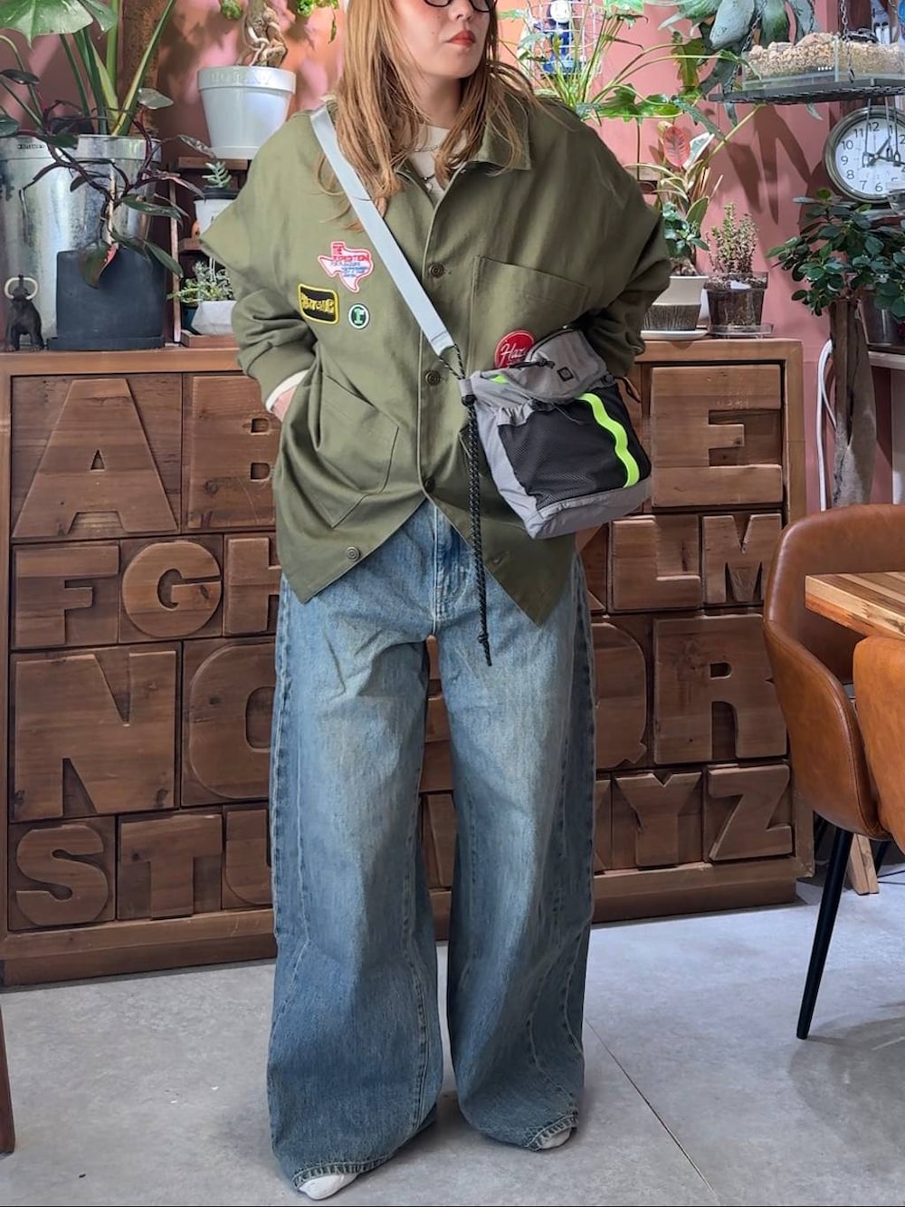 ブルー系のデニムパンツ、ホワイト系のキャップを着用したレディースの冬コーディネートの2枚目の写真