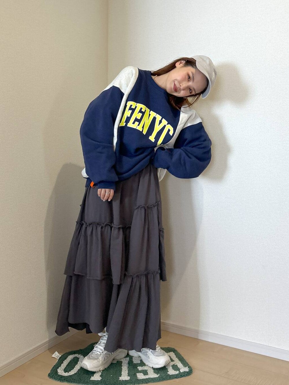 その他のスウェットを着用したレディースの冬コーディネートの2枚目の写真