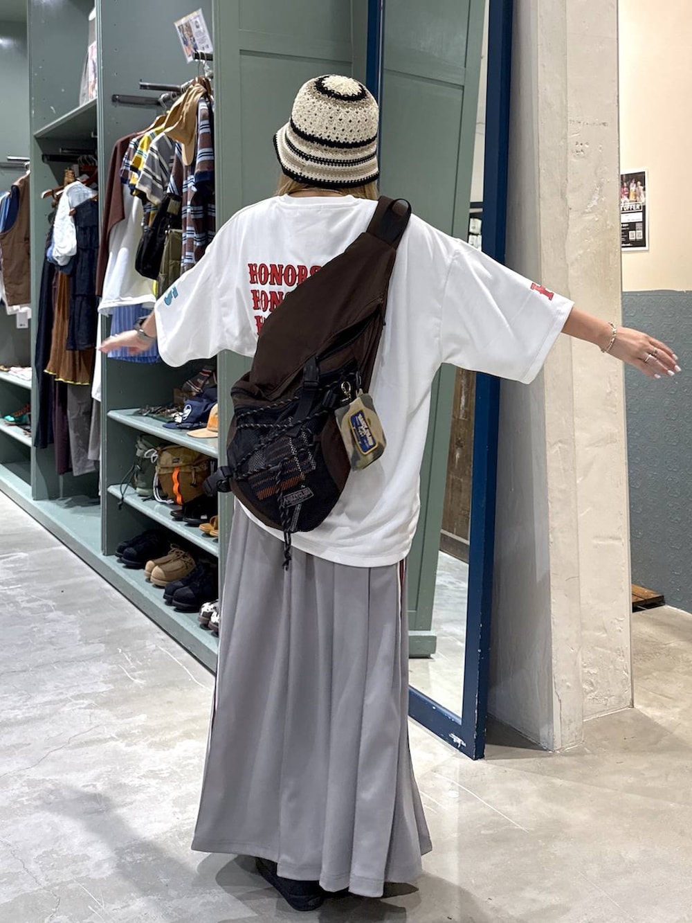 ホワイト系のTシャツ/カットソーを着用したレディースの夏コーディネートの3枚目の写真