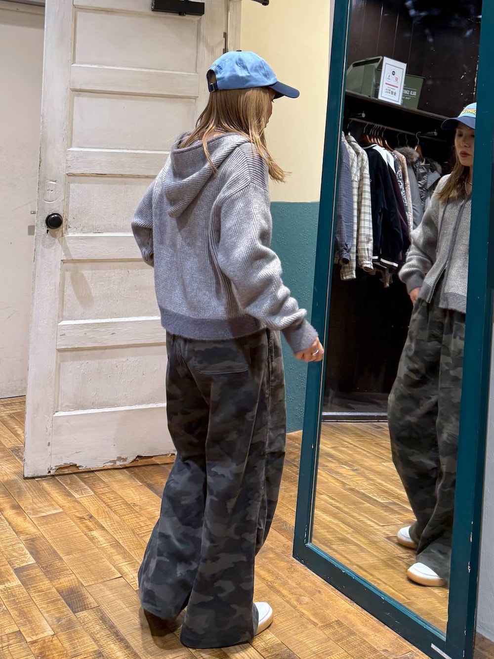 その他のその他パンツ、グレー系のパーカー、ブルー系のキャップを着用したレディースの冬コーディネートの4枚目の写真