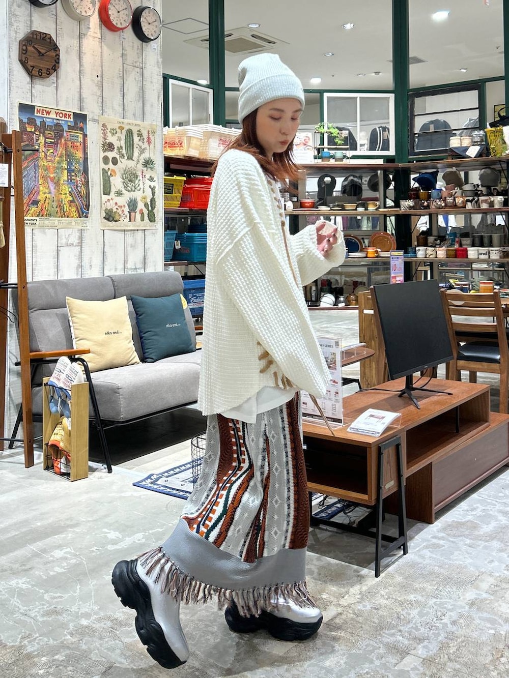 ホワイト系のTシャツ/カットソー、グレー系のブーツ、シルバー系のニットキャップ/ビーニーを着用したレディースの秋コーディネートの2枚目の写真