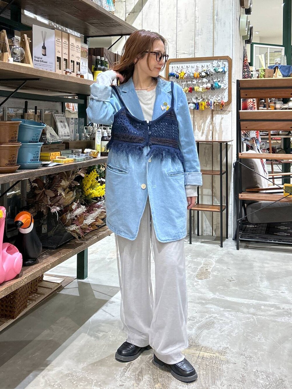 ブルー系のテーラードジャケット、ブルー系のその他トップス、ブラック系のローファーを着用したレディースの春コーディネートの2枚目の写真