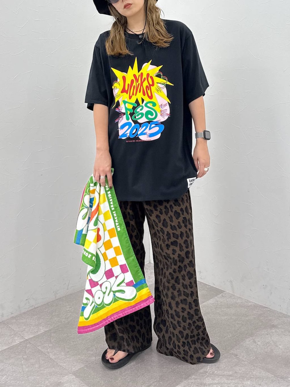 ベージュ系のその他パンツ、ブラック系のハットを着用したレディースの夏コーディネートの4枚目の写真