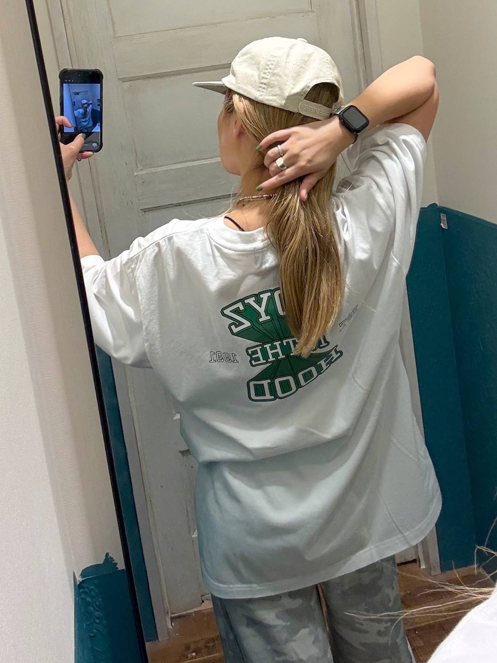 ホワイト系のTシャツ/カットソーを着用したレディースの夏コーディネートの2枚目の写真