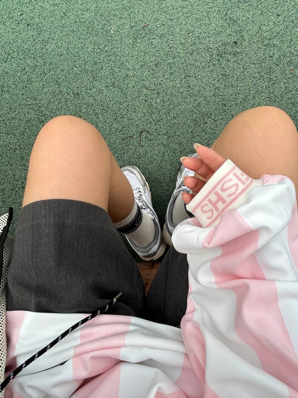 グレー系のスニーカー、グレー系のショルダーバッグ、その他のその他パンツを着用したレディースの秋コーディネートの3枚目の写真