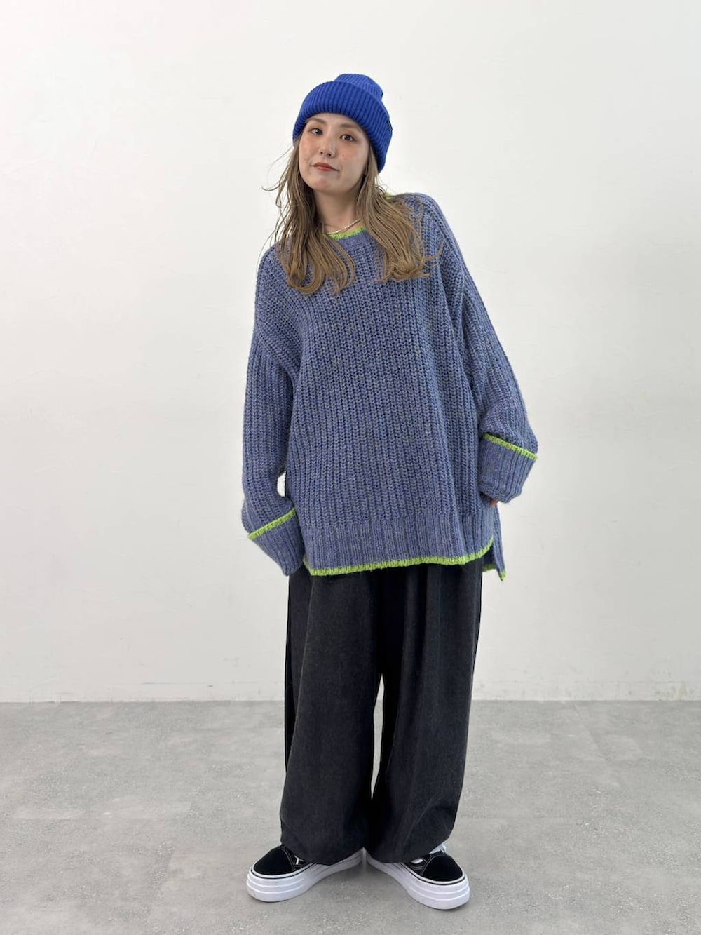 ブラック系のその他パンツ、ブルー系のニット/セーターを着用したレディースの秋コーディネートの2枚目の写真