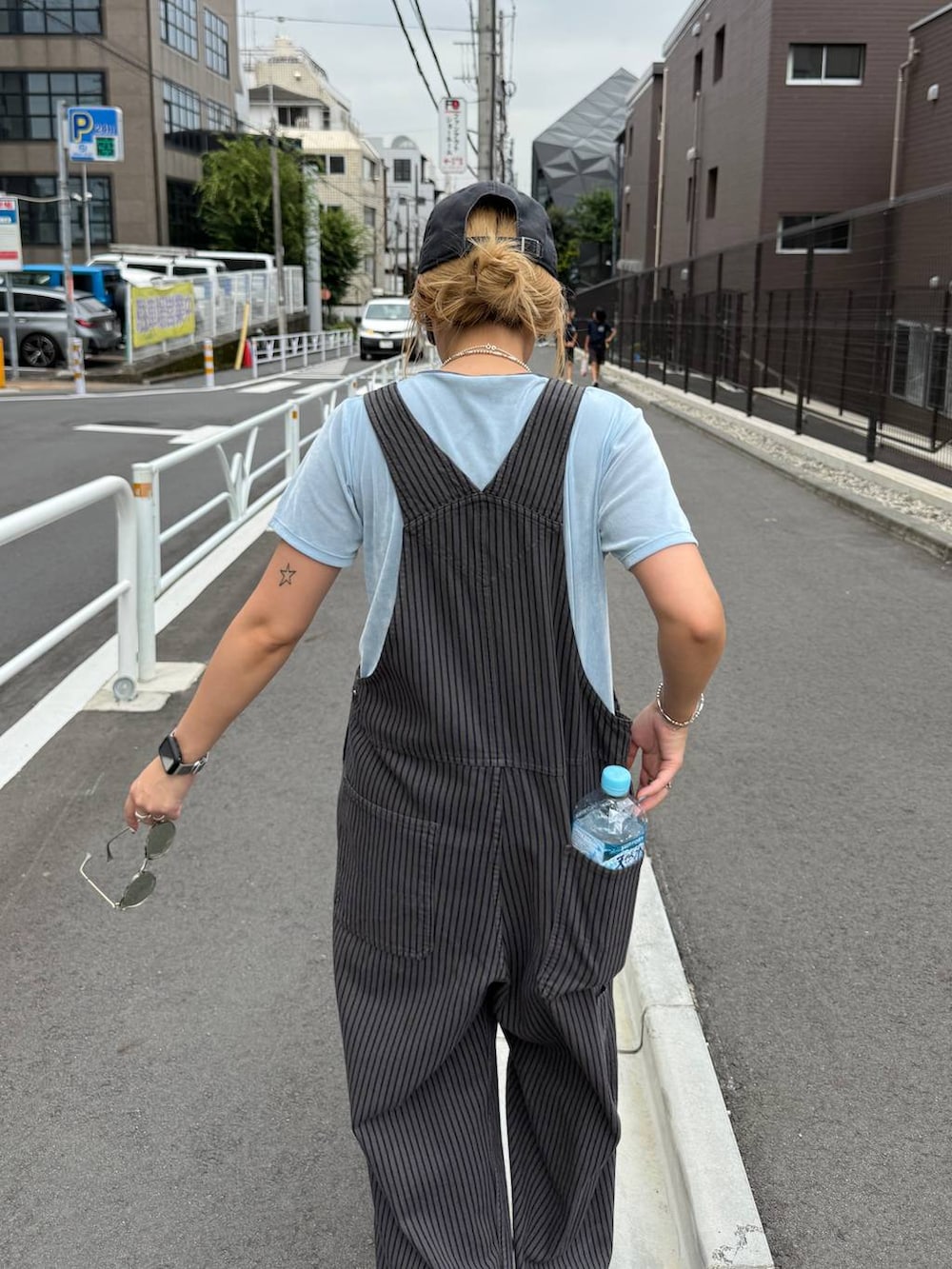 ブラック系のバックパック/リュック、ブルー系のTシャツ/カットソー、グレー系のサロペット/オーバーオールを着用したレディースの夏コーディネートの9枚目の写真