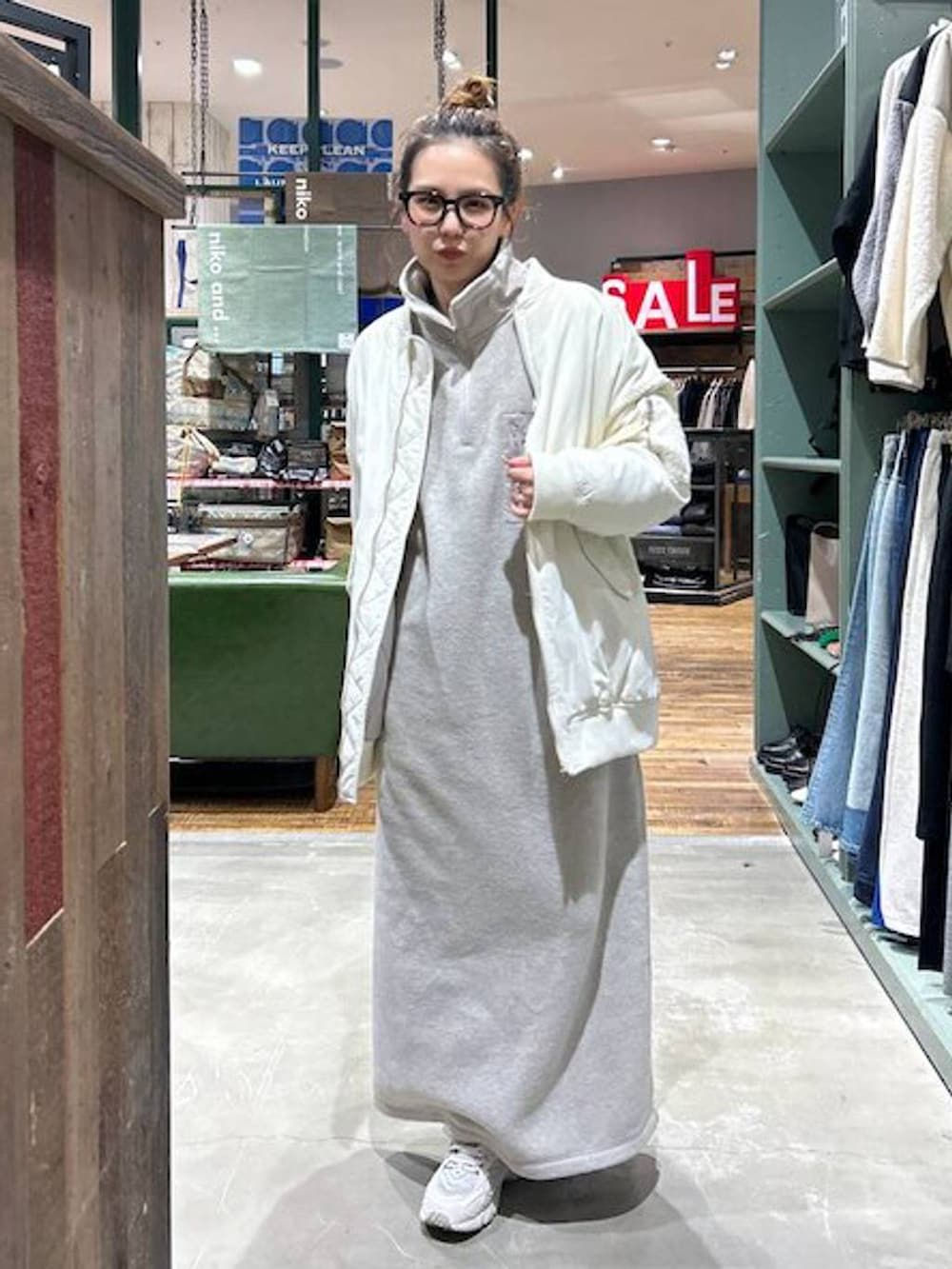 ベージュ系のMA-1、ベージュ系のワンピースを着用したレディースの冬コーディネートの2枚目の写真