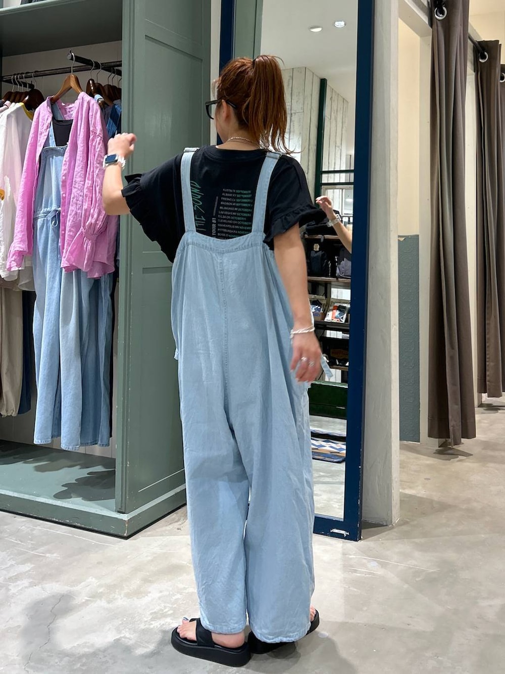 ブラック系のTシャツ/カットソー、グリーン系のサングラスを着用したレディースの春コーディネートの4枚目の写真