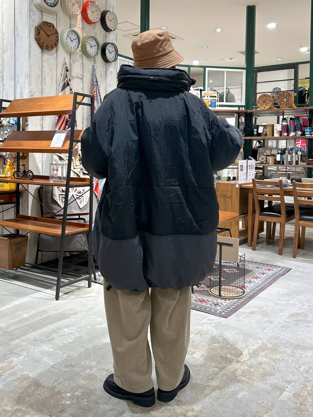 ブラック系のローファー、その他のブルゾン、イエロー系のその他パンツを着用したレディースの冬コーディネートの4枚目の写真