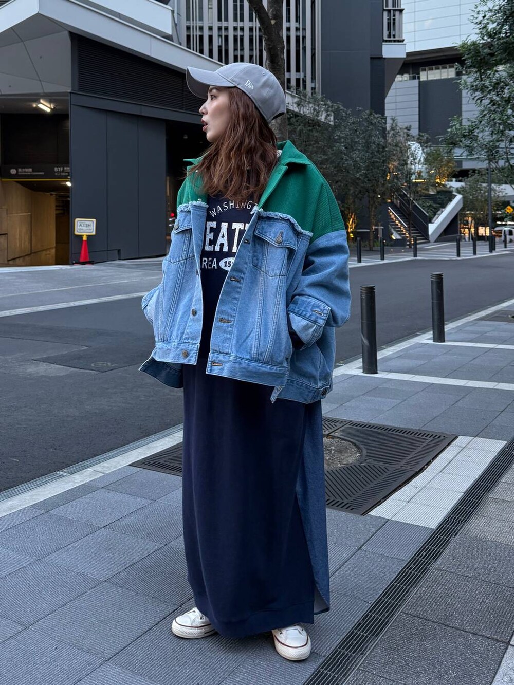 ブルー系のワンピースを着用したレディースの冬コーディネートの3枚目の写真