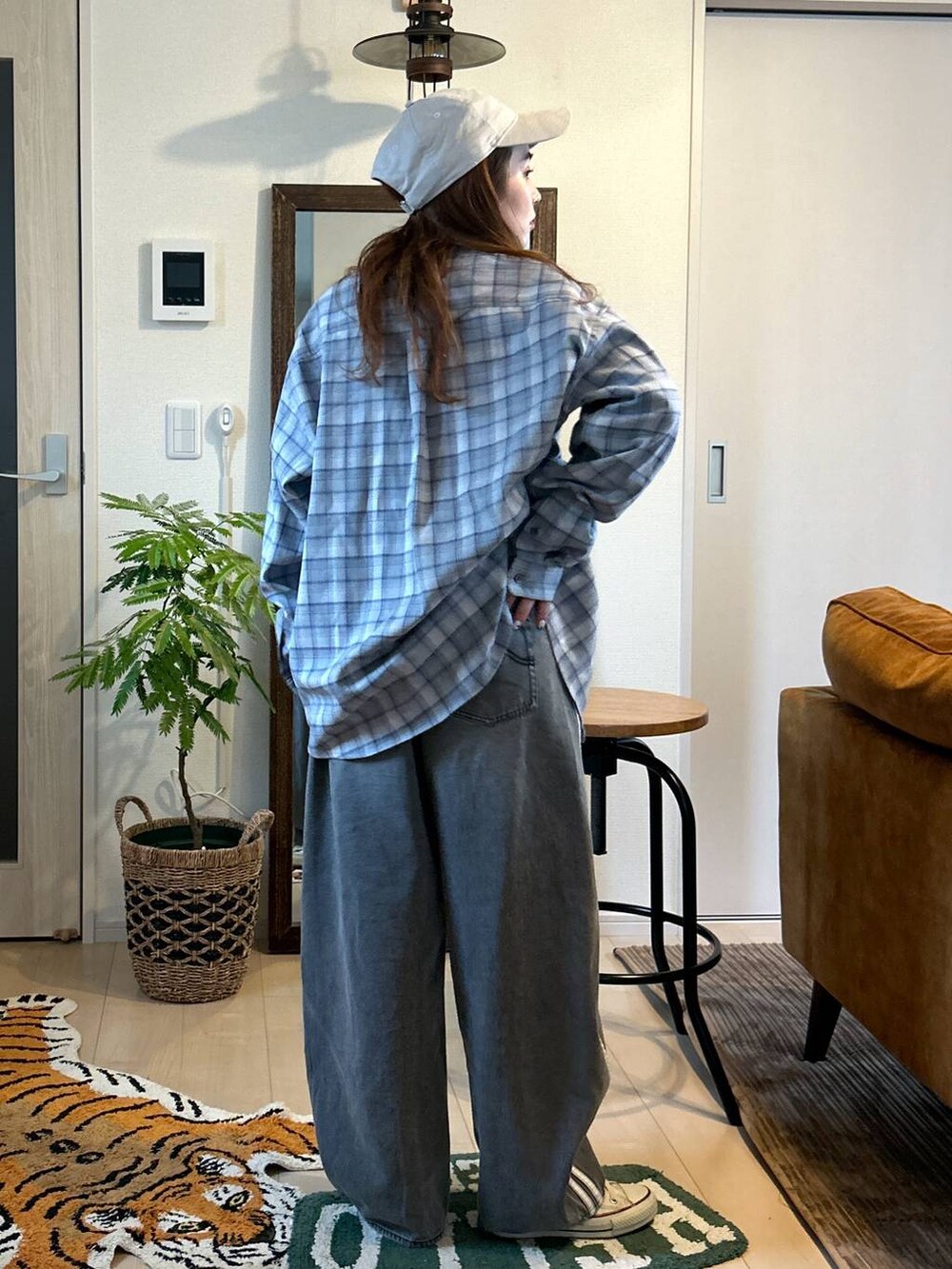 グレー系のシャツ/ブラウスを着用したレディースの冬コーディネートの2枚目の写真
