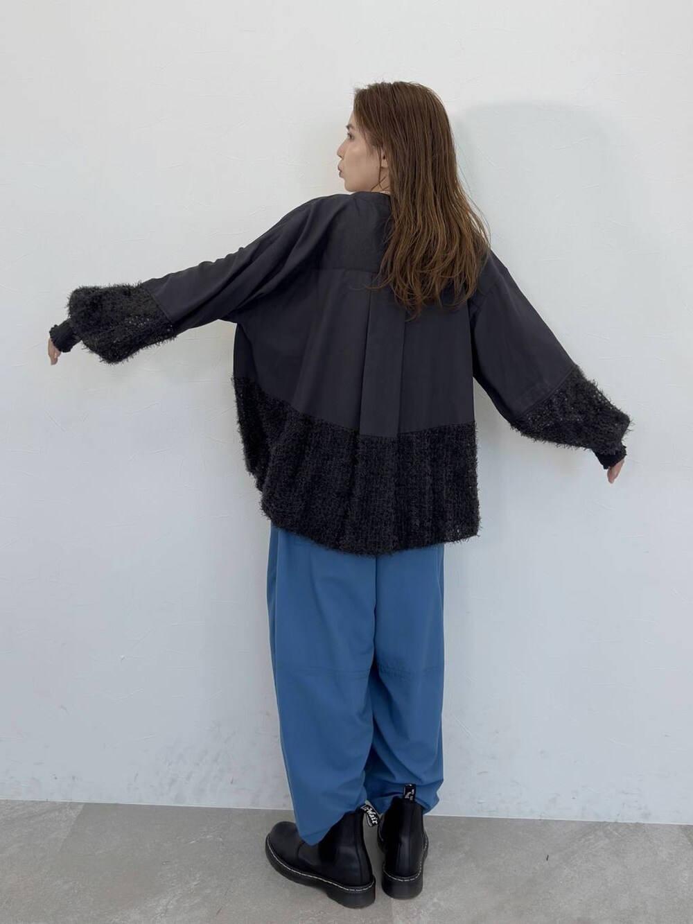 グレー系のタンクトップ、ブルー系のその他パンツ、ブラック系のシャツ/ブラウスを着用したレディースの夏コーディネートの3枚目の写真