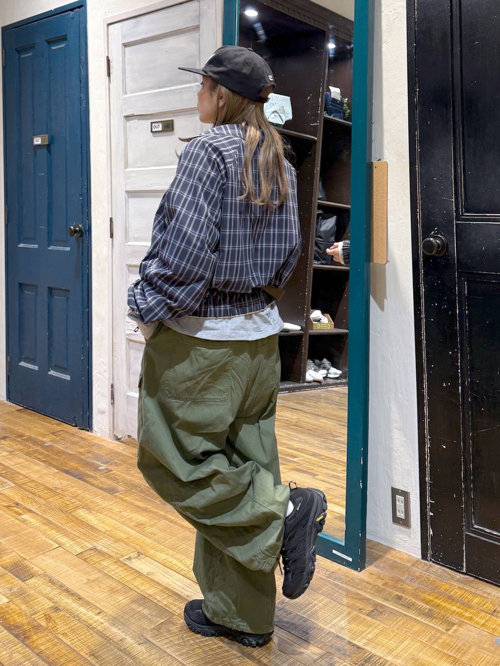 イエロー系のブルゾン、ベージュ系のボディバッグ/ウエストポーチを着用したレディースの春コーディネートの7枚目の写真