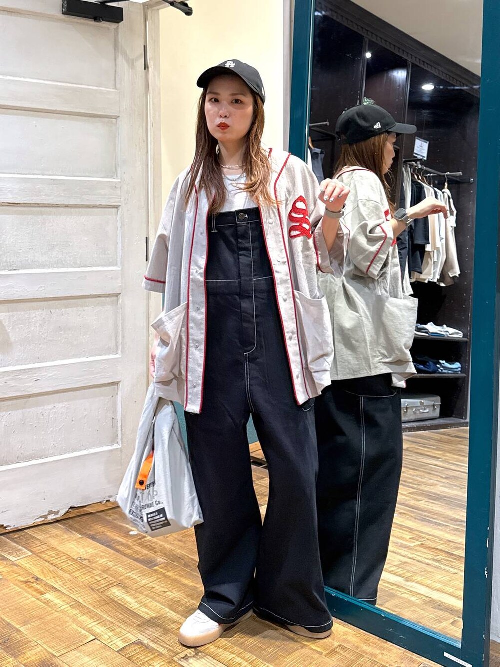 グレー系のタンクトップ、グレー系のエコバッグ/サブバッグを着用したレディースの春コーディネートの2枚目の写真