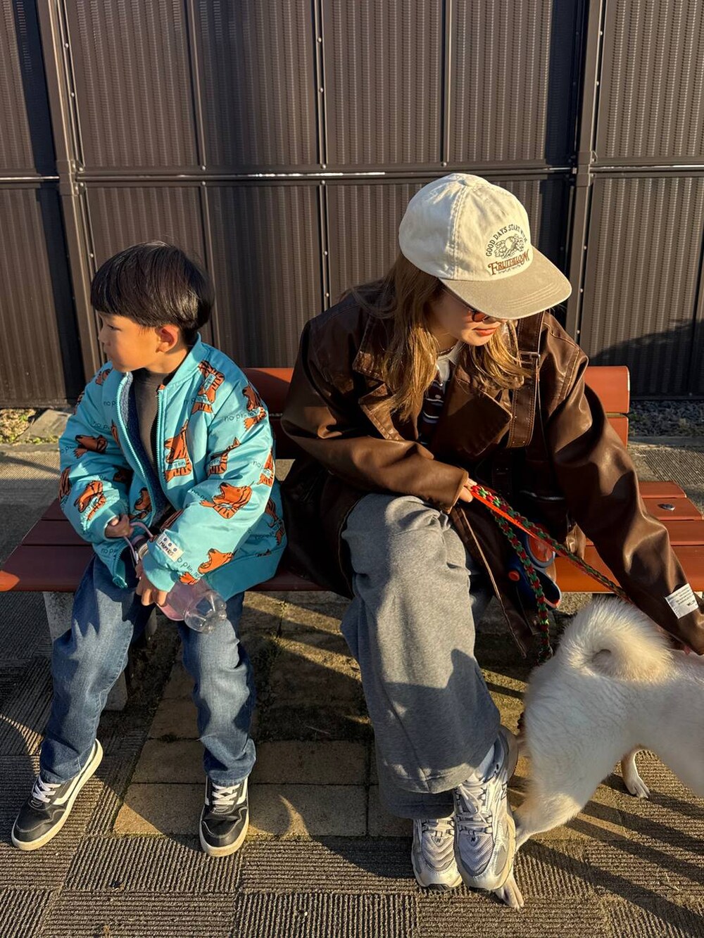 グレー系のその他パンツ、ブラウン系のその他アウター、ブラウン系のニット/セーターを着用したレディースの冬コーディネートの3枚目の写真