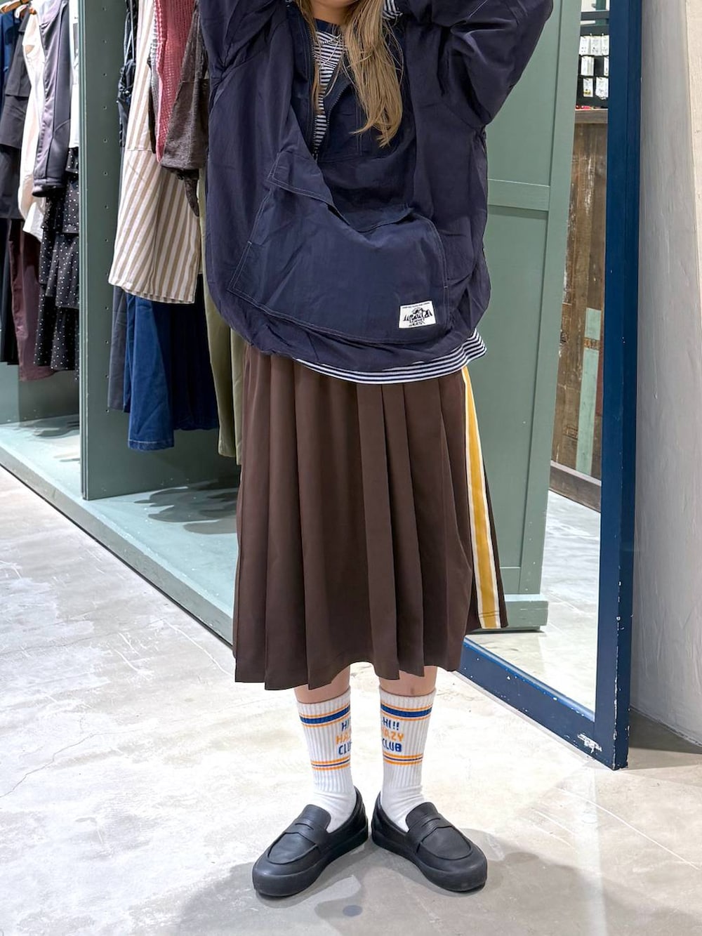 ブルー系のTシャツ/カットソーを着用したレディースの夏コーディネートの5枚目の写真