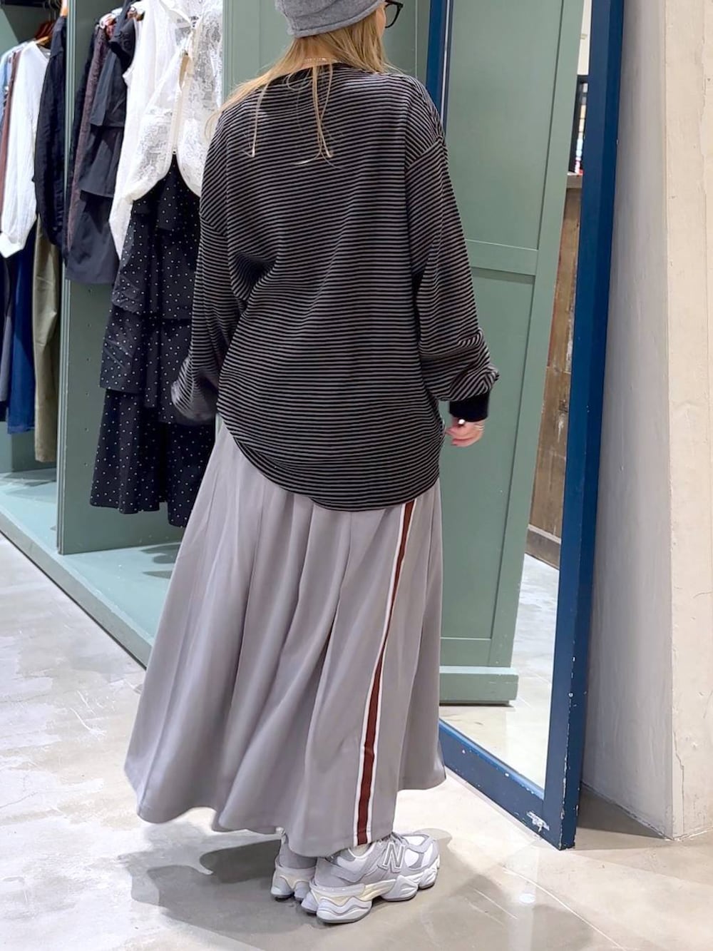 グレー系のTシャツ/カットソー、グレー系のニットキャップ/ビーニーを着用したレディースの夏コーディネートの2枚目の写真