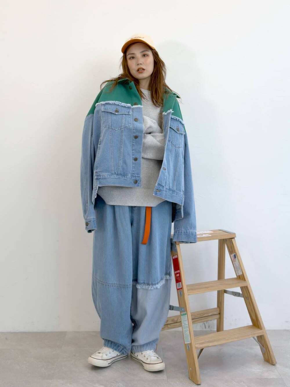 ブルー系のデニムパンツ、グレー系のニット/セーターを着用したレディースの冬コーディネートの3枚目の写真