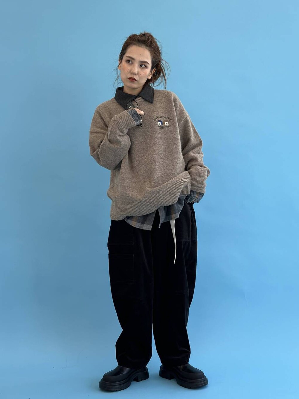 ブラック系のその他パンツ、ブラウン系のニット/セーター、グレー系のシャツ/ブラウスを着用したレディースの秋コーディネートの6枚目の写真