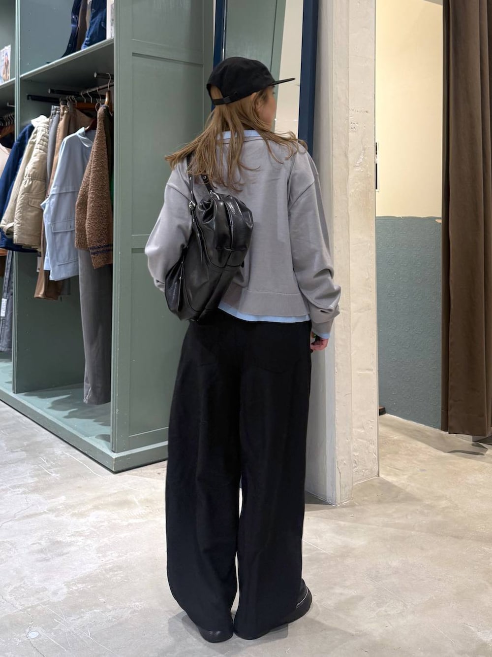 ブラック系のドレスシューズ、ブラック系のその他パンツ、ブラック系のボストンバッグを着用したレディースの冬コーディネートの5枚目の写真