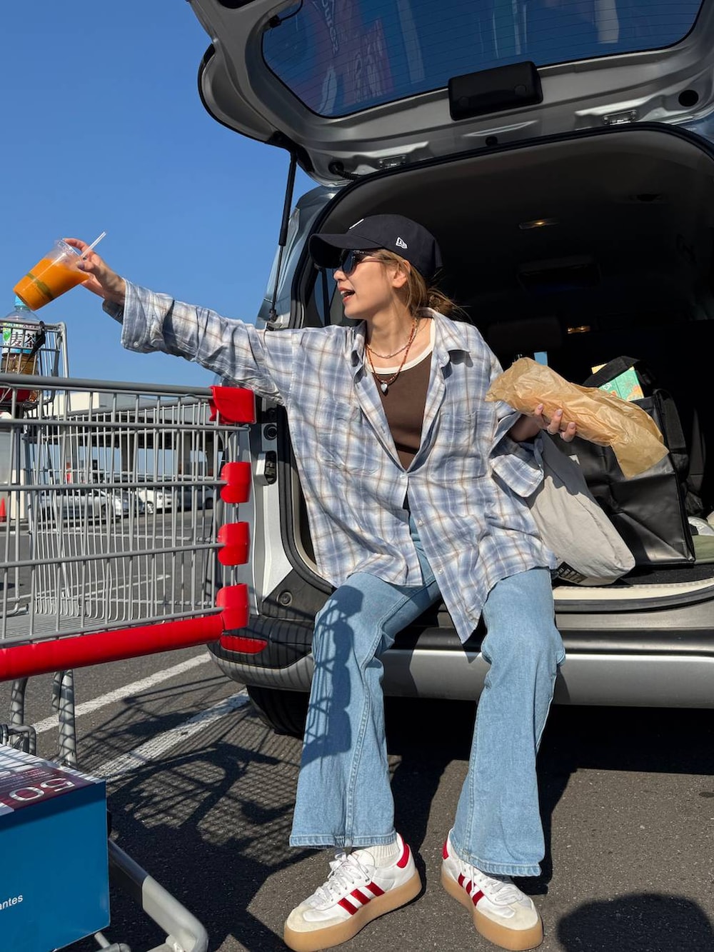 ブルー系のシャツ/ブラウス、ブルー系のデニムパンツを着用したレディースの春コーディネートの2枚目の写真