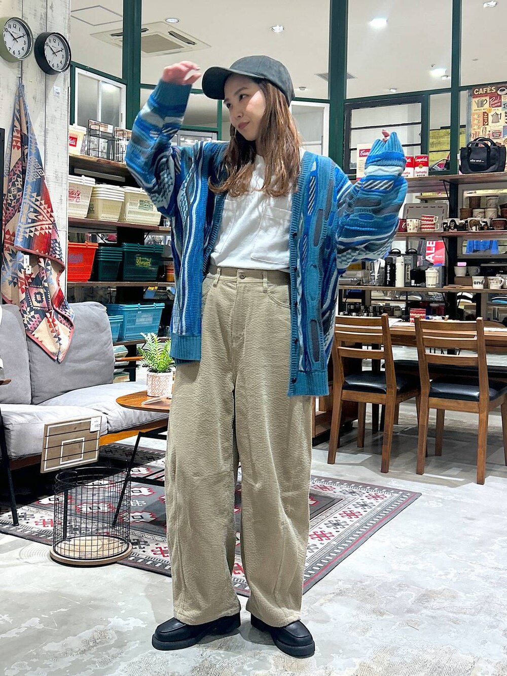 ブラック系のローファー、ブルー系のカーディガン/ボレロ、グレー系のその他トップスを着用したレディースの冬コーディネートの2枚目の写真
