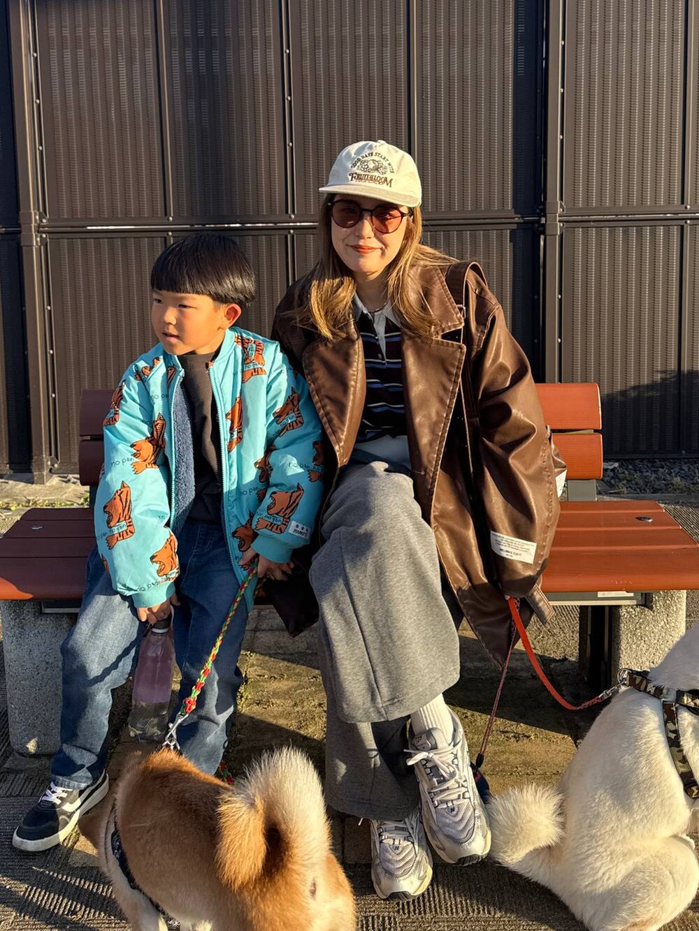 グレー系のその他パンツ、ブラウン系のその他アウター、ブラウン系のニット/セーターを着用したレディースの冬コーディネートの2枚目の写真