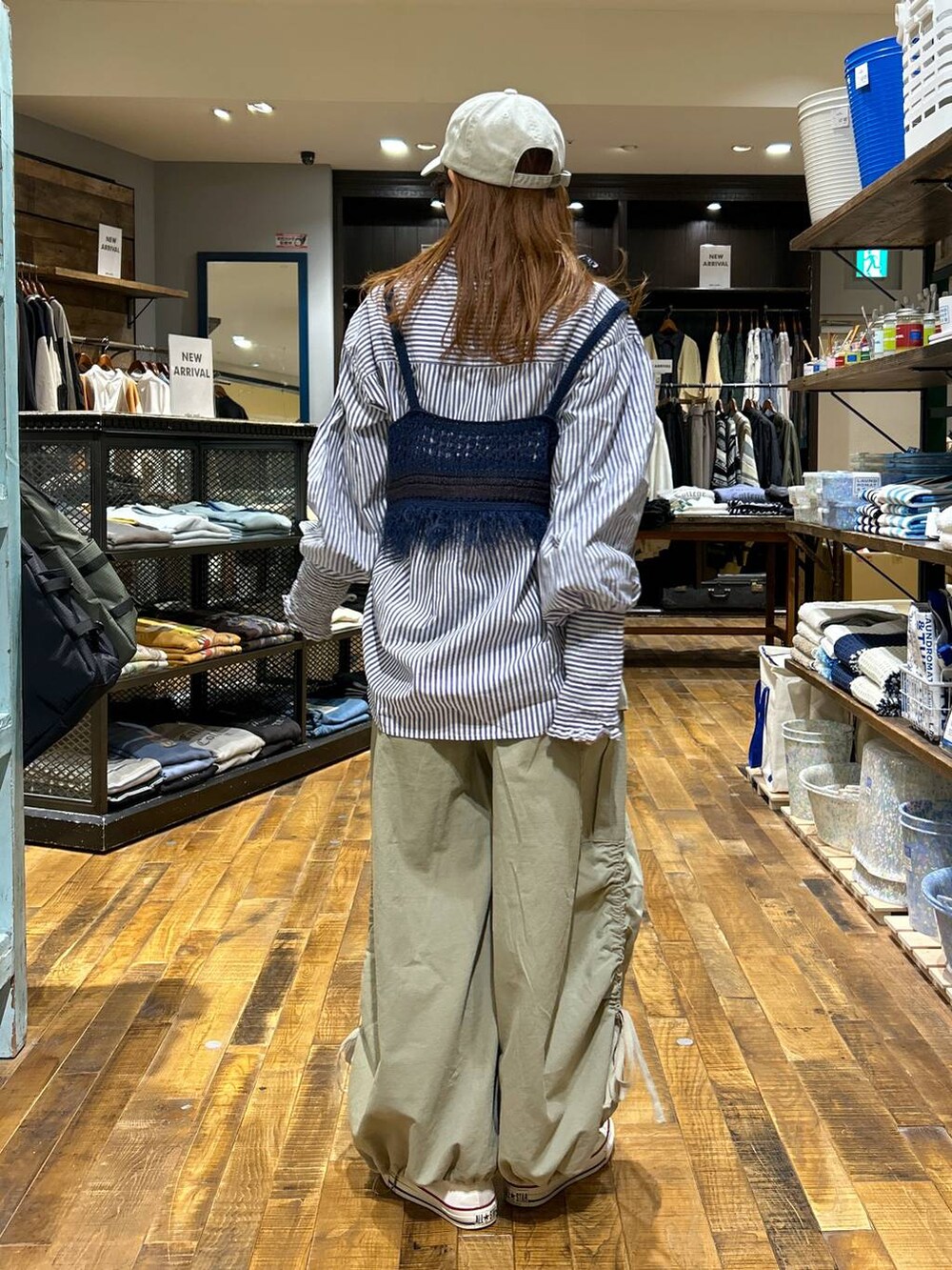 「カジュアル、ベーシック/シンプル、オーバーサイズ、ママコーデ、体型カバー、niko and ...、春コーデ、シャツ、ワイドパンツ」｜「niko and...の[MODE NORM CORE]メッシュフリンジビスチェ（その他トップス、ブルー系）」を使った、tera38さん（レディース・155cm）の春コーディネートの3枚目の写真