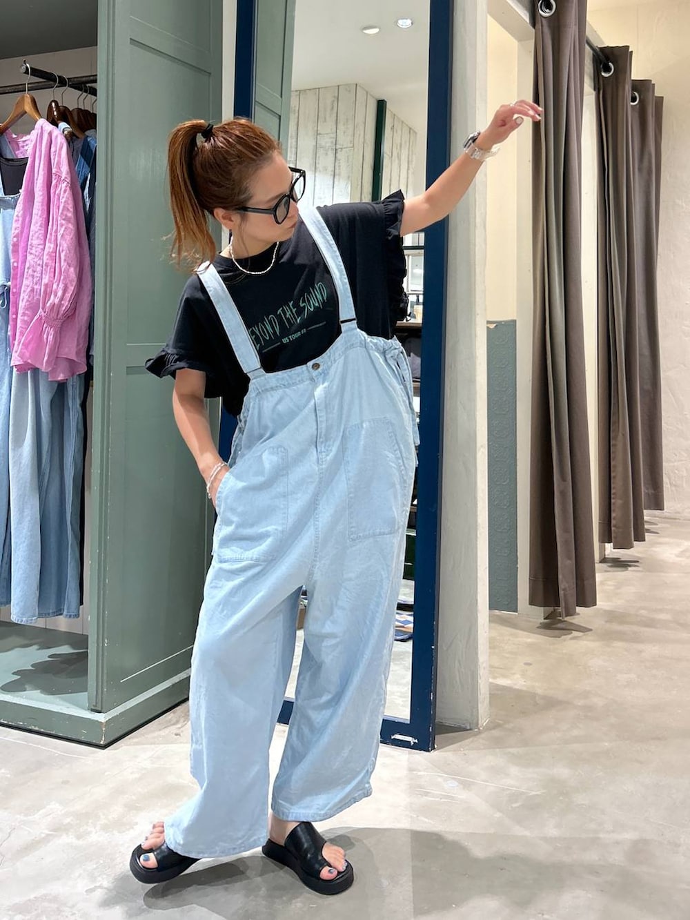 ブラック系のTシャツ/カットソー、グリーン系のサングラスを着用したレディースの春コーディネートの2枚目の写真