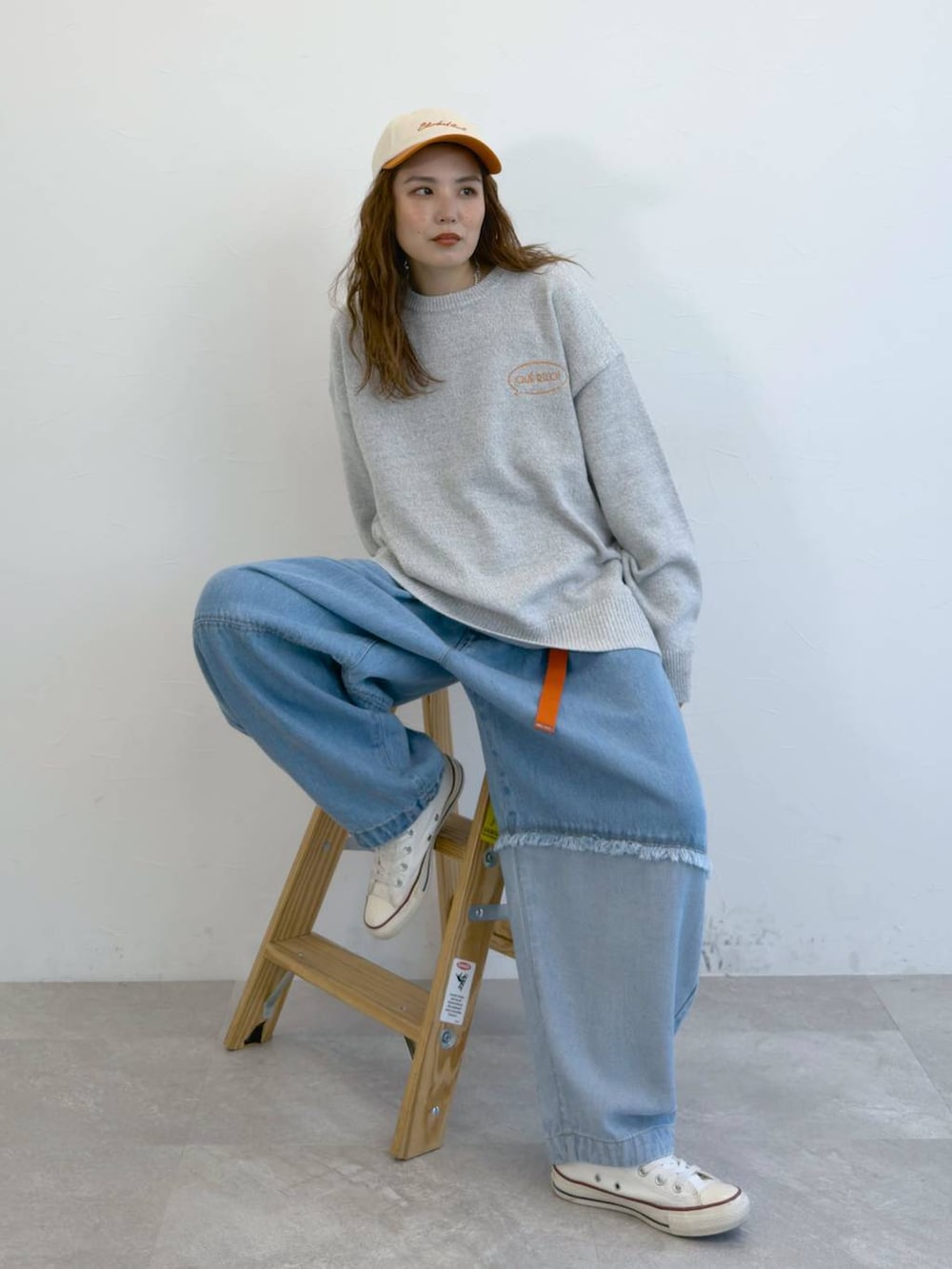 ブルー系のデニムパンツ、グレー系のニット/セーターを着用したレディースの冬コーディネートの4枚目の写真