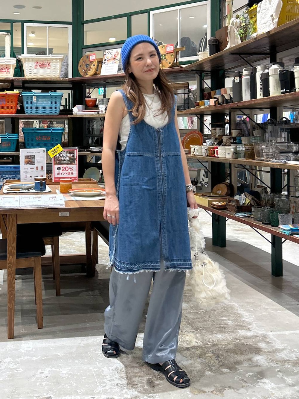 ベージュ系のショルダーバッグ、ブルー系のドレス、ホワイト系のタンクトップを着用したレディースの夏コーディネートの2枚目の写真