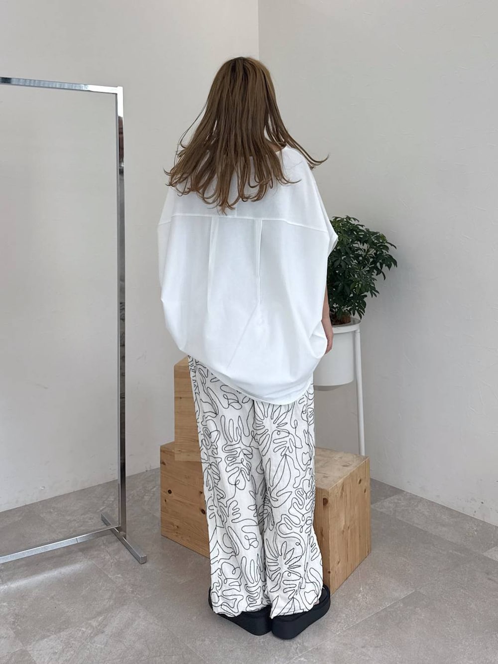シルバー系のサンダル、ホワイト系のその他パンツを着用したレディースの夏コーディネートの4枚目の写真
