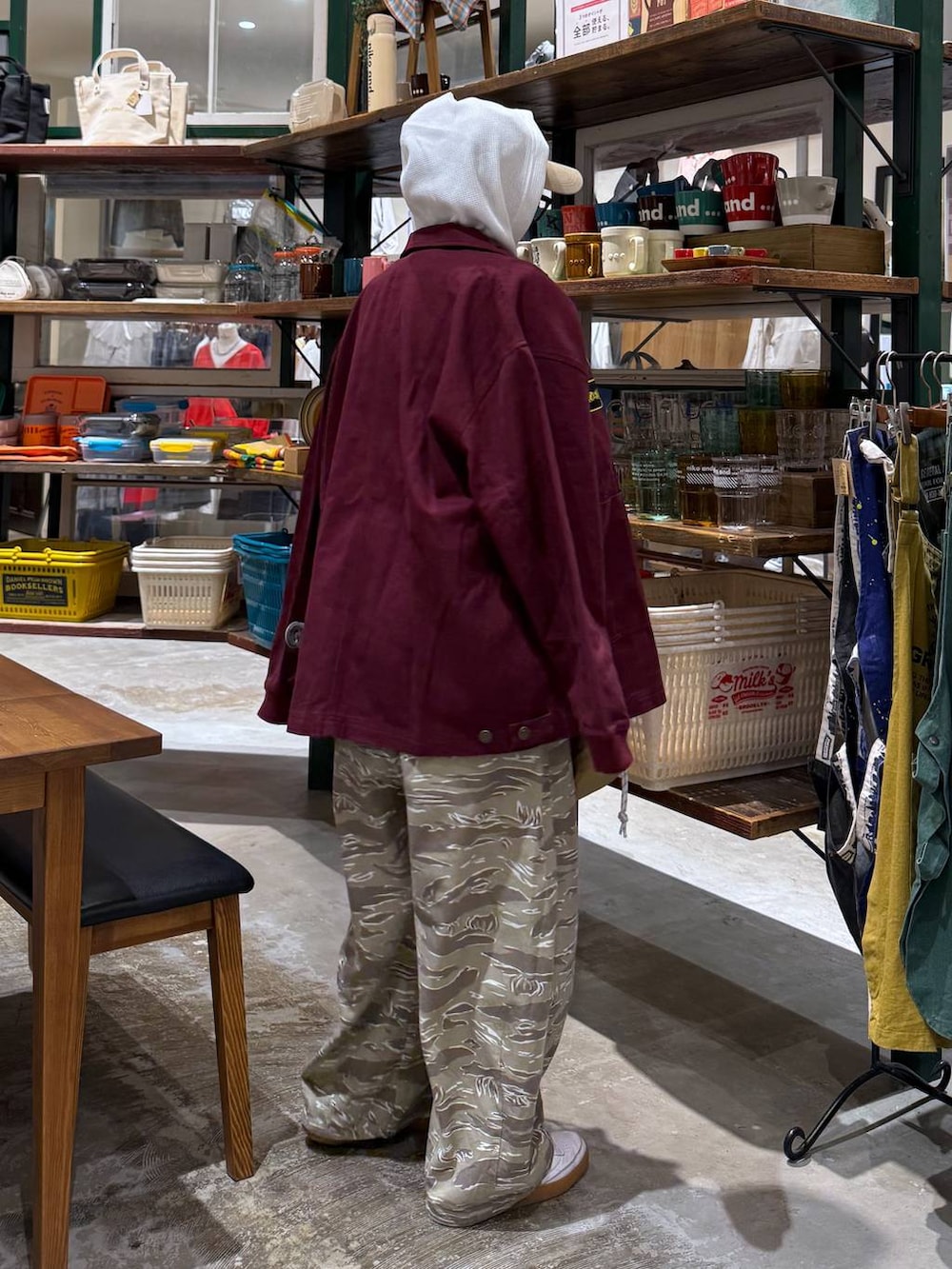 ホワイト系のパーカー、ベージュ系のキャップを着用したレディースの春コーディネートの5枚目の写真