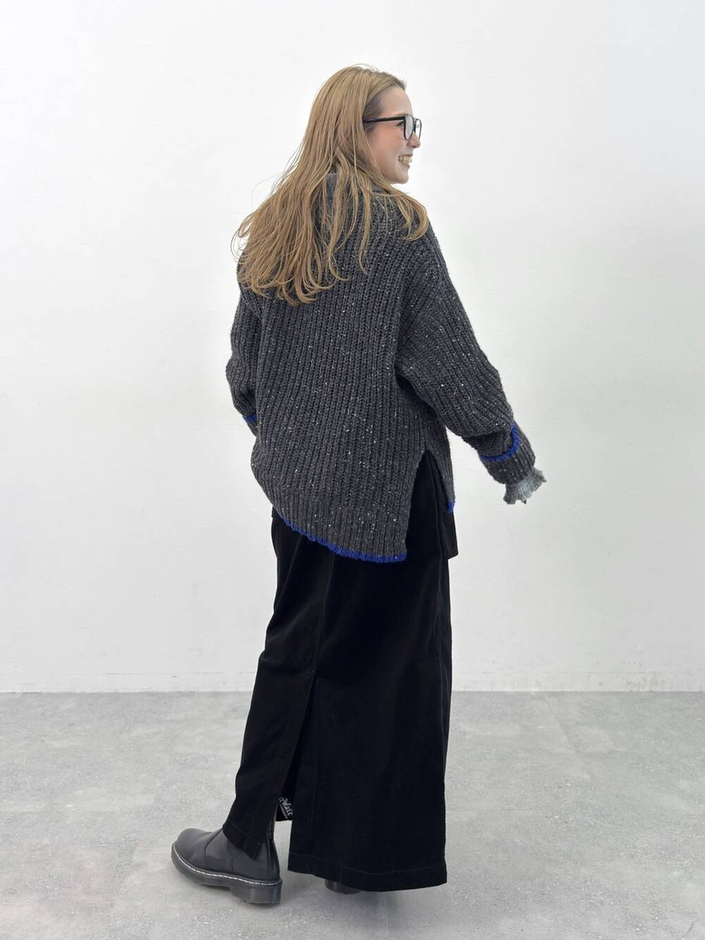 グリーン系のシャツ/ブラウス、ブラック系のニット/セーター、ブラック系のスカートを着用したレディースの秋コーディネートの3枚目の写真