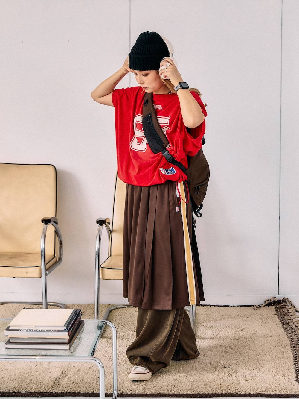 ブラウン系のデニムパンツ、レッド系のTシャツ/カットソーを着用したレディースの夏コーディネートの5枚目の写真