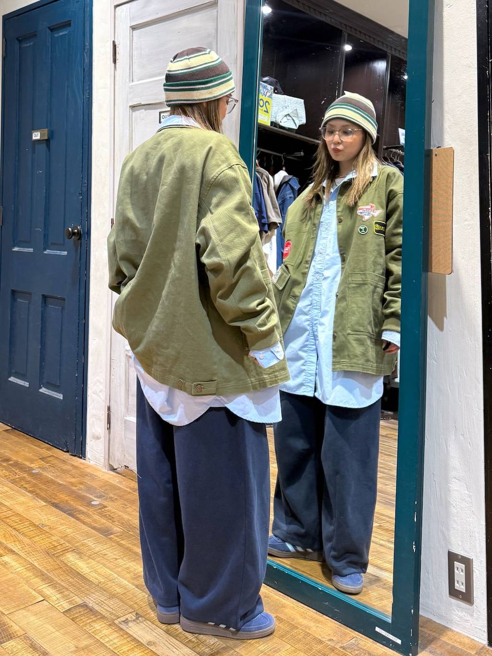 ブルー系のシャツ/ブラウスを着用したレディースの春コーディネートの5枚目の写真